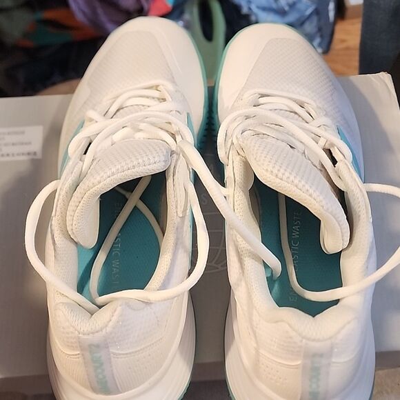 Adidas Gamecourt 2 size 8 euc - Picture 5 of 9